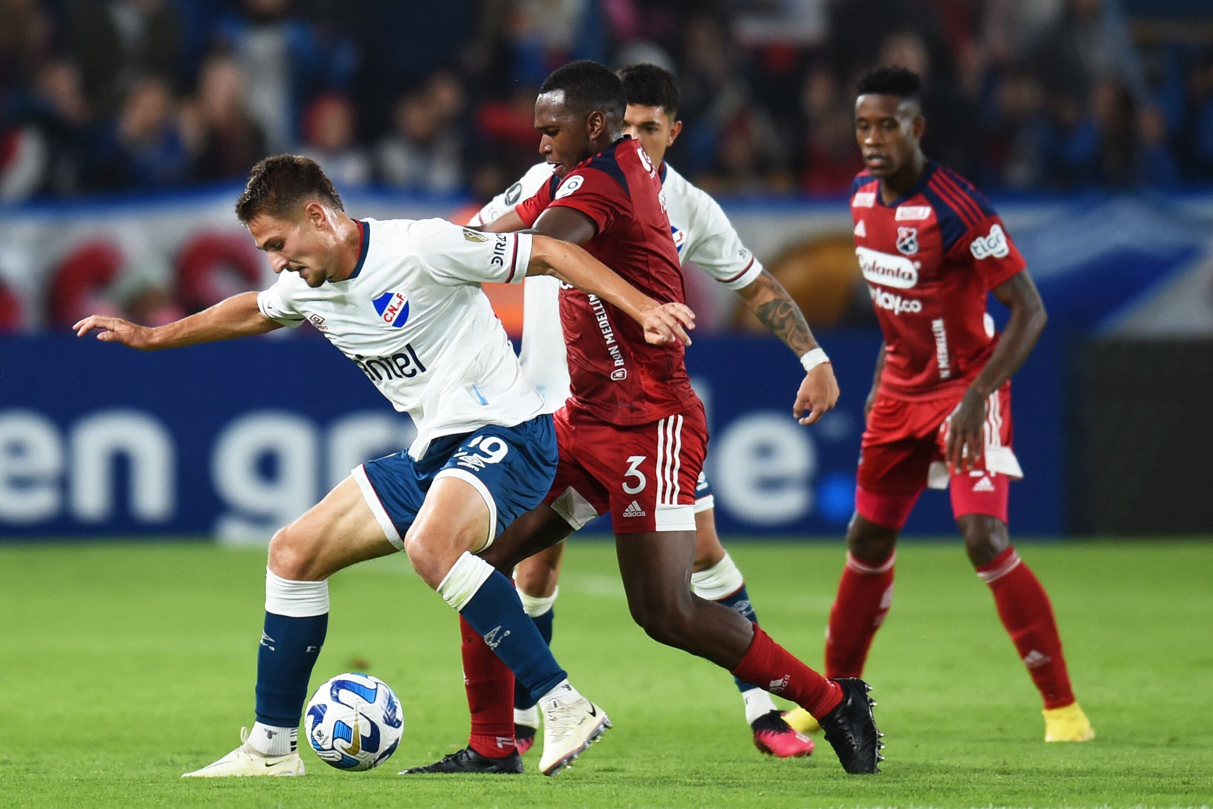 Víctor Moreno peleando balón con rival de Nacional