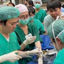 El médico en Tailandia que practicó una cirugía al aire libre y en medio del terremoto