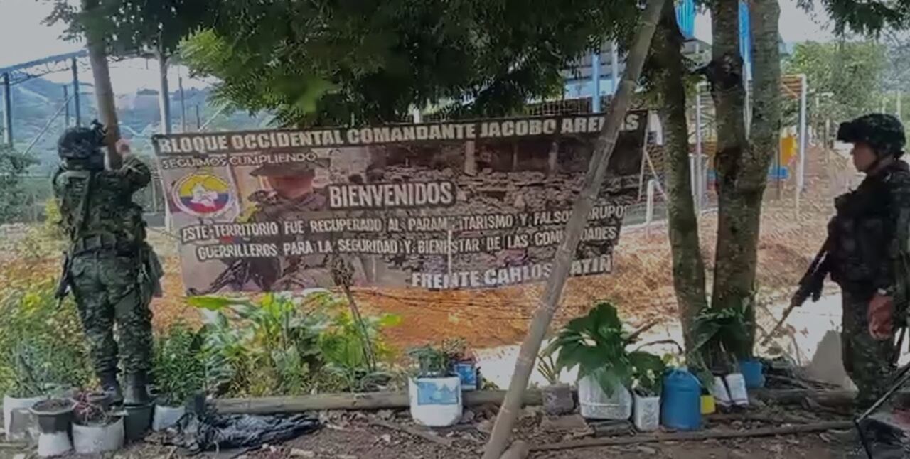 Los soldados primero verificaron los sitios donde estaban instaladas las vallas alusivas a este grupo armado al margen de la ley para descartar la existencia de explosivos.