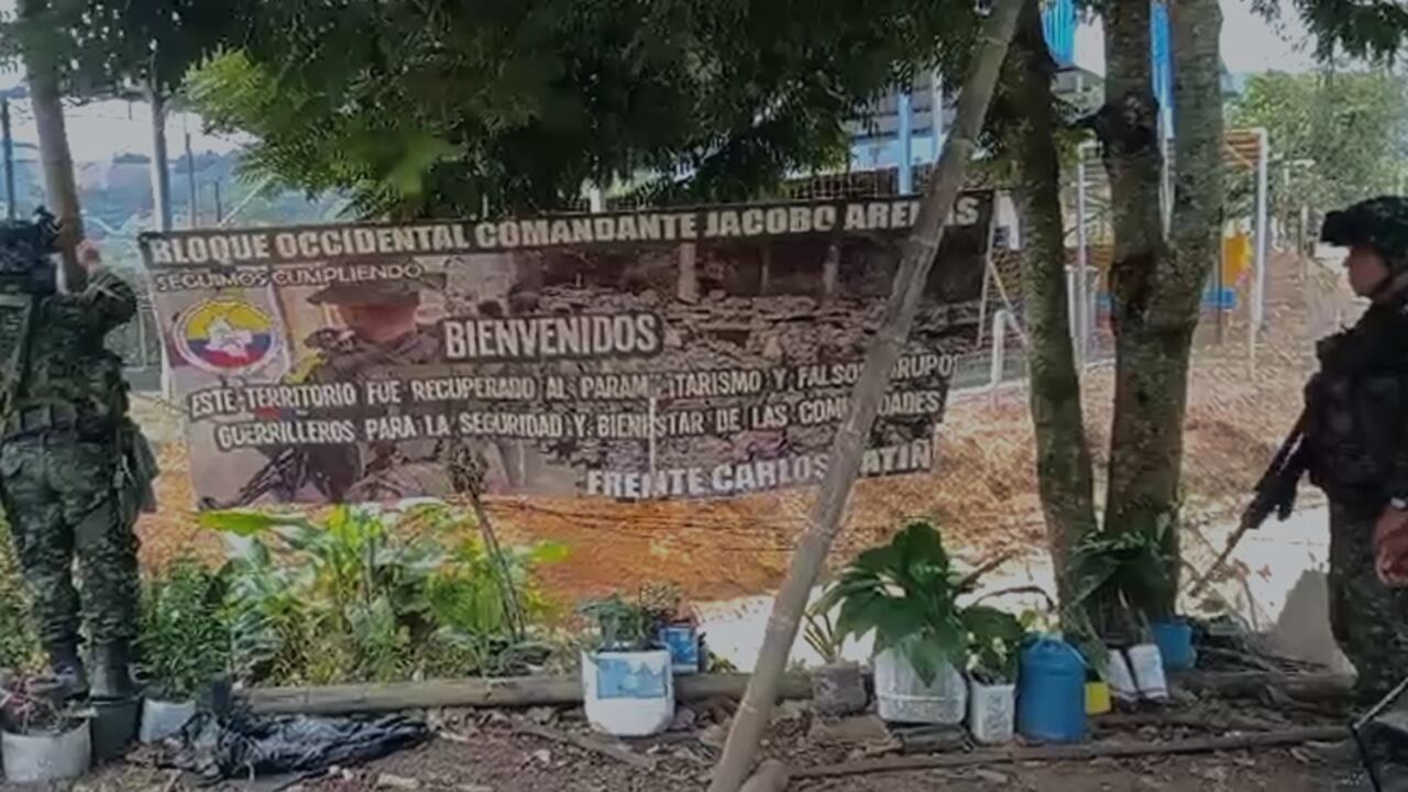 Los soldados primero verificaron los sitios donde estaban instaladas las vallas alusivas a este grupo armado al margen de la ley para descartar la existencia de explosivos.