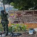 Los soldados primero verificaron los sitios donde estaban instaladas las vallas alusivas a este grupo armado al margen de la ley para descartar la existencia de explosivos.