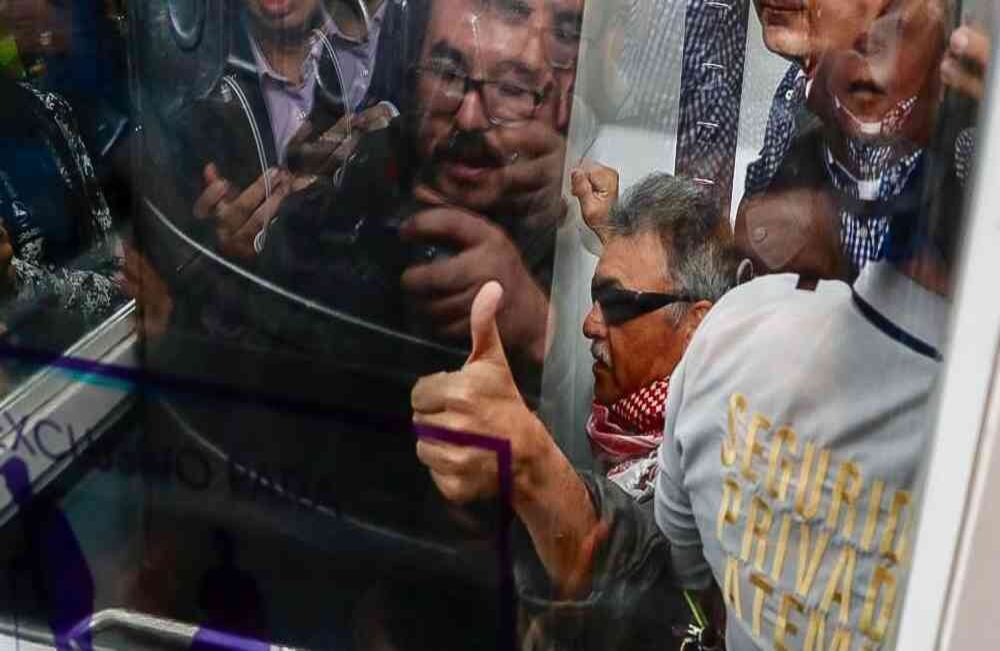 Fuertemente custodiado y rodeado de cámaras, Zeuxis Pausias Hernández Solarte, más conocido como Jesús Santrich, hizo su ingreso al complejo judicial de Paloquemao, en Bogotá. Este lunes se está llevando a  cabo la audiencia de imputación de cargos por el presunto delito de concierto para delinquir con fines de narcotráfico. Santrich será acusado por la Fiscalía luego de haber sido capturado en la cárcel La Picota justo en el momento en que iba a darse su liberación. Foto: León Darío Peláez / SEMANA.