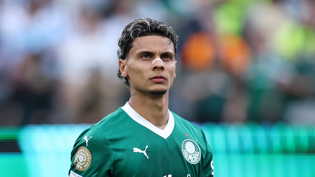EAST RUTHERFORD, NEW JERSEY - JUNE 15: Richard Rios #8 of Palmeiras looks on during the FIFA Club World Cup 2025 group A match between SE Palmeiras and FC Porto at MetLife Stadium on June 15, 2025 in East Rutherford, New Jersey. (Photo by Elsa - FIFA/FIFA via Getty Images)