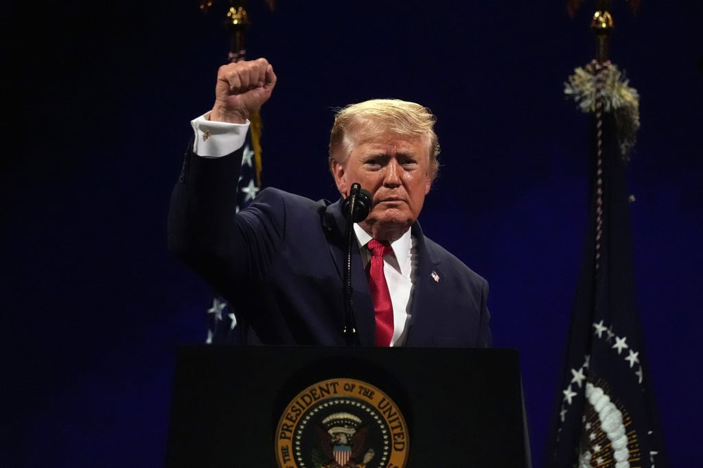 El presidente Donald Trump alza un puño al concluir su discurso durante el evento "Homenaje a Estados Unidos", una celebración del Día de la Independencia en honor al 250º aniversario de la nación, el sábado 4 de julio de 2026, en el National Mall de Washington. (AP Foto/Mark Schiefelbein)