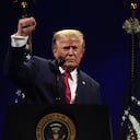 El presidente Donald Trump alza un puño al concluir su discurso durante el evento "Homenaje a Estados Unidos", una celebración del Día de la Independencia en honor al 250º aniversario de la nación, el sábado 4 de julio de 2026, en el National Mall de Washington. (AP Foto/Mark Schiefelbein)
