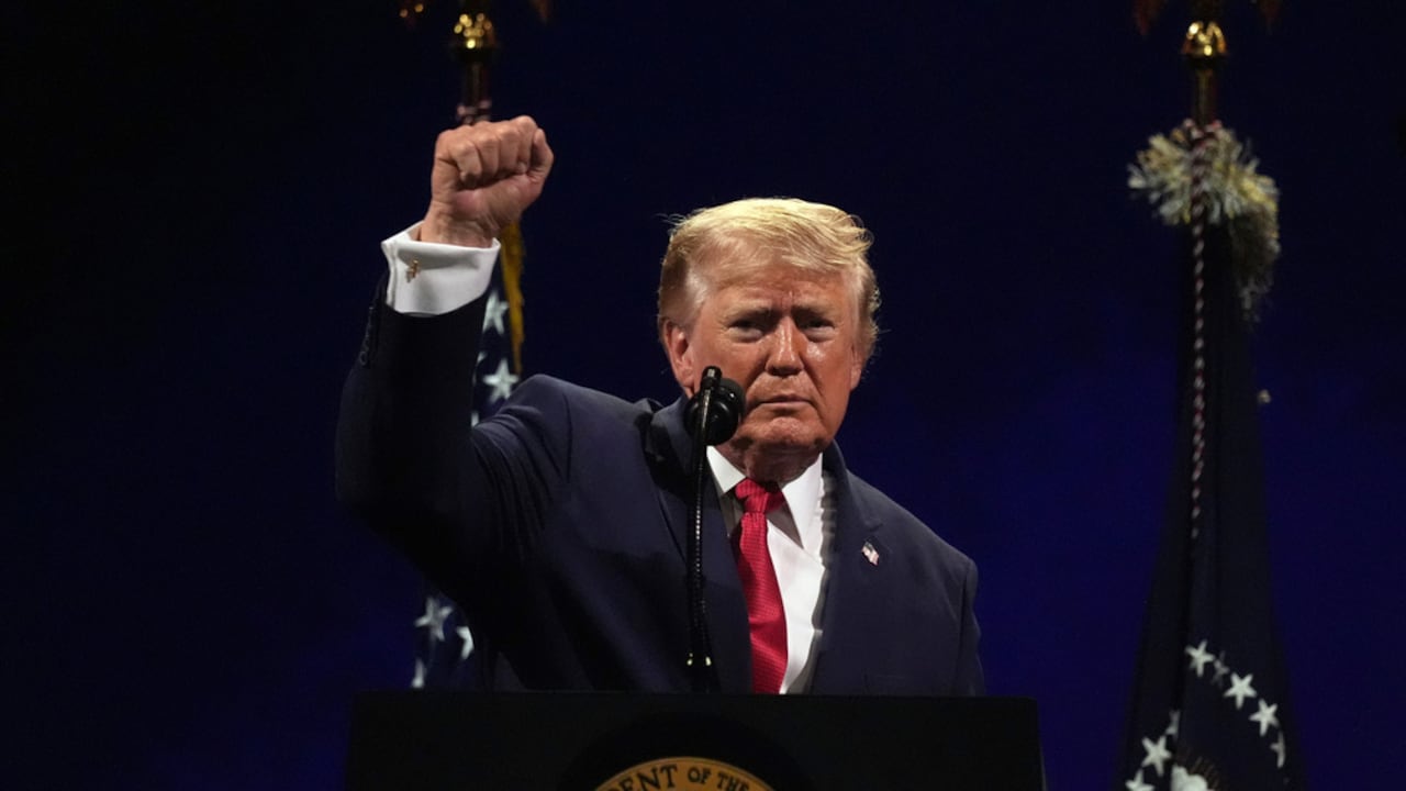 El presidente Donald Trump alza un puño al concluir su discurso durante el evento "Homenaje a Estados Unidos", una celebración del Día de la Independencia en honor al 250º aniversario de la nación, el sábado 4 de julio de 2026, en el National Mall de Washington. (AP Foto/Mark Schiefelbein)