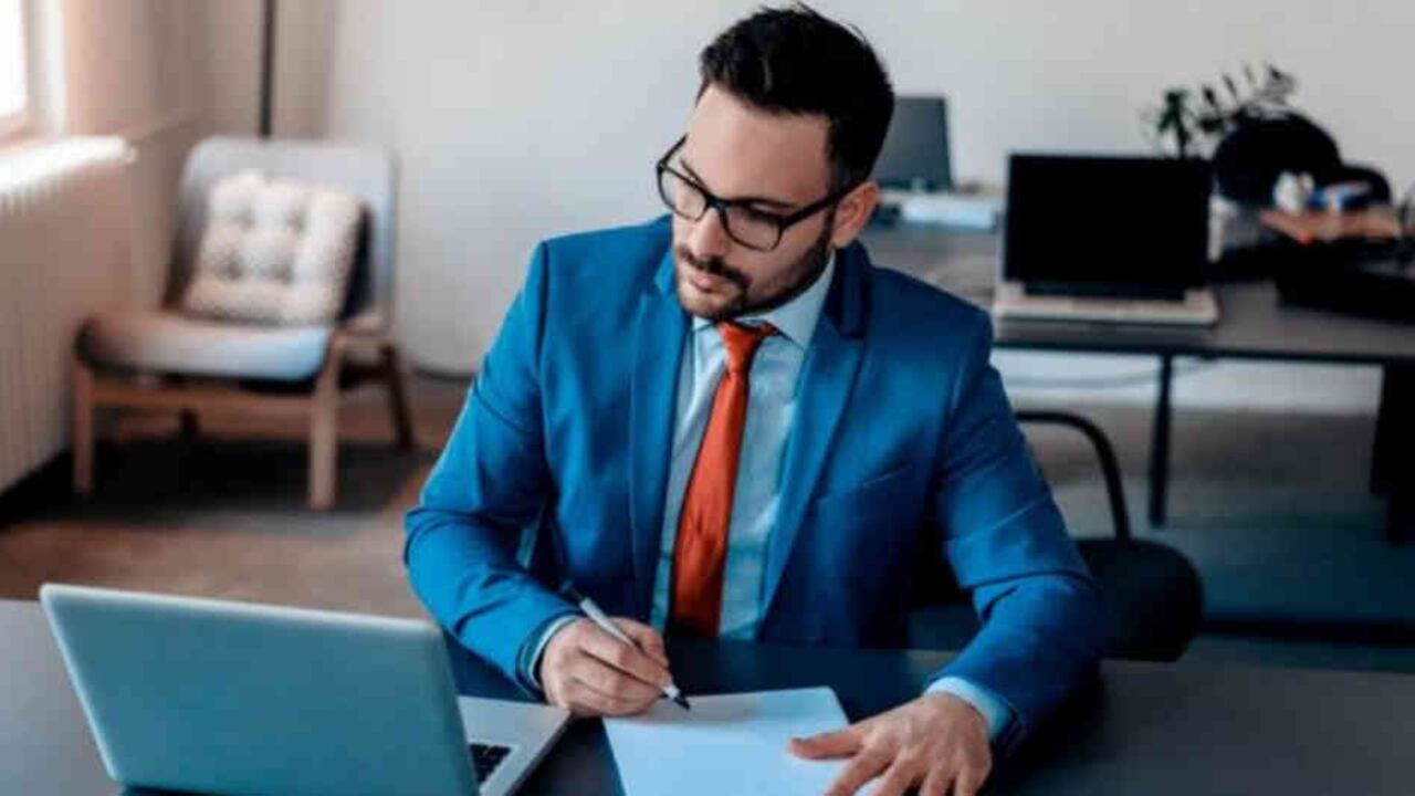 John Pugliano pone bajo amenaza laboral a cierto tipo de médicos, abogados y arquitectos.