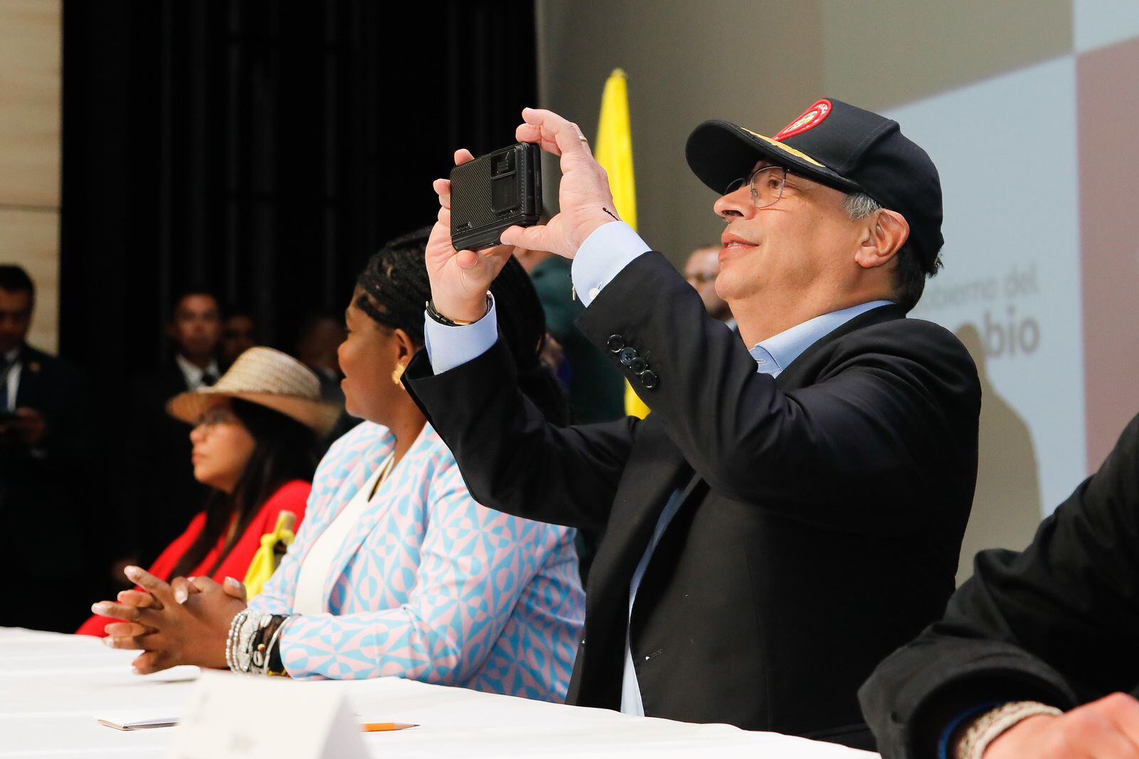 Jóvenes le cantan la tabla al presidente.
