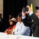 Jóvenes le cantan la tabla al presidente.