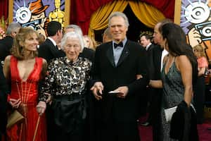 Eastwood, rodeado por Laurie Murray, la hija escondida; su madre, Ruth Wood; y su esposa Dina Ruiz.