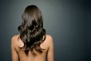 Desde las clásicas trenzas hasta los modernos rodillos flexibles, hay una variedad de métodos que permiten ondular el cabello de manera efectiva y segura, sin exponerlo al calor excesivo.