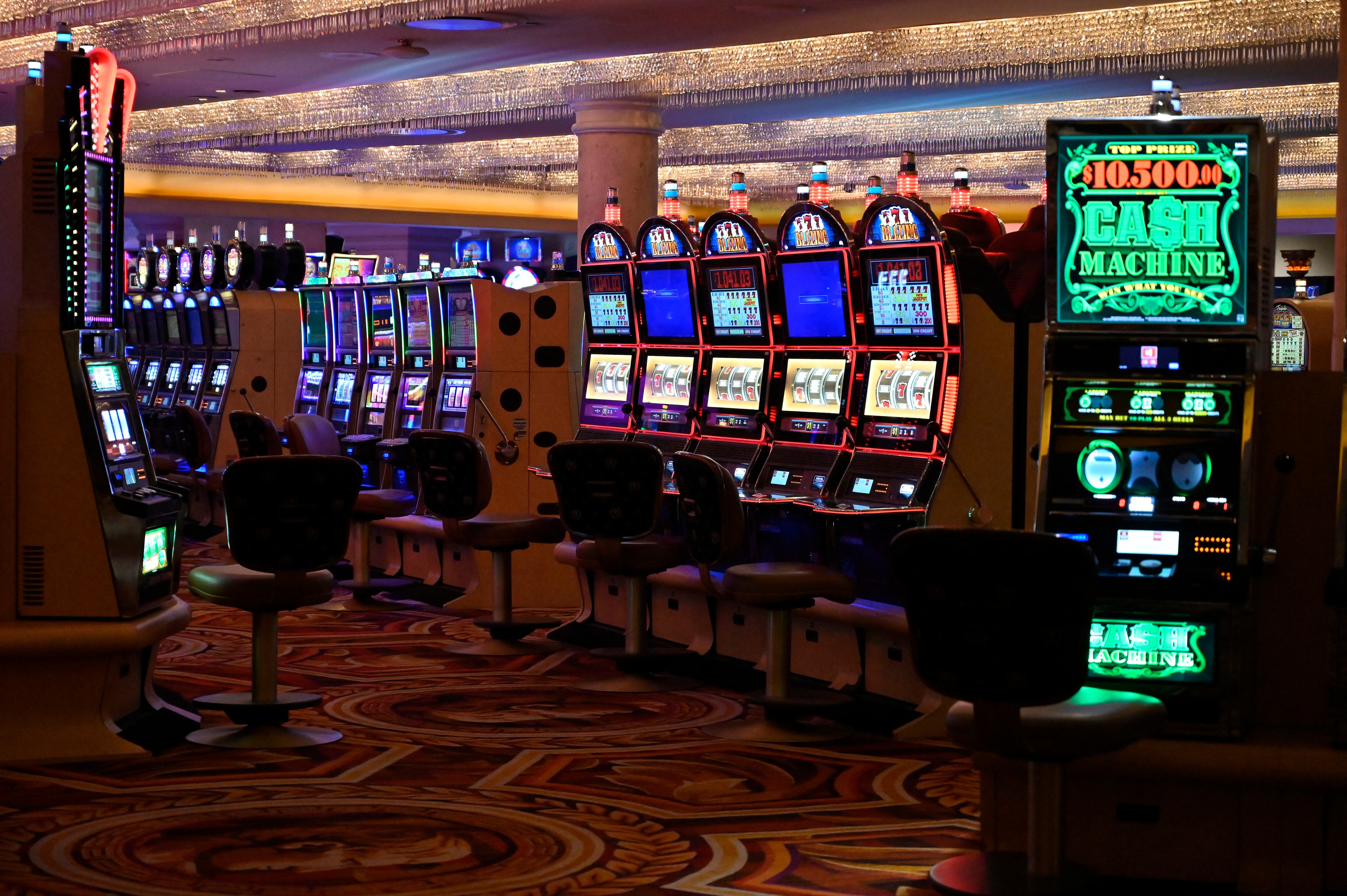 Las máquinas tragamonedas con todas las demás máquinas listas para que los huéspedes del Caesars Palace en Las Vegas Strip, puedan jugar.