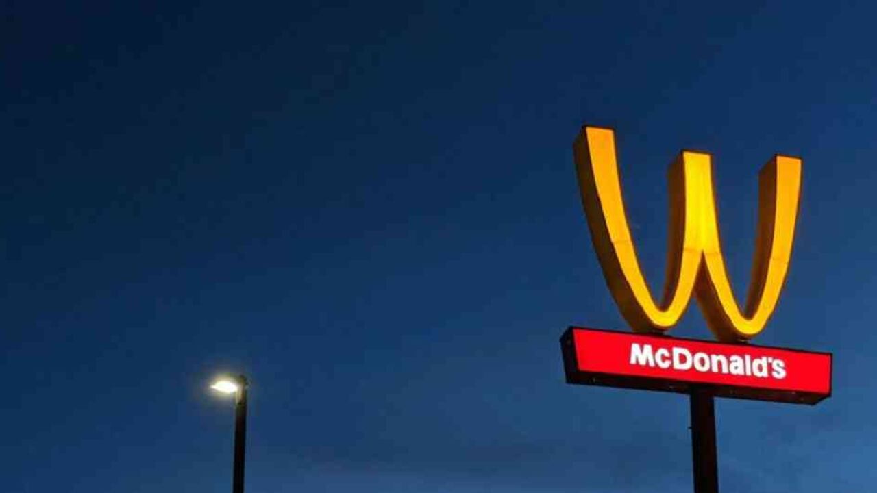 La letra fue volteada en un local de McDonald's en Lynwood, en el estado de California (Estados Unidos).