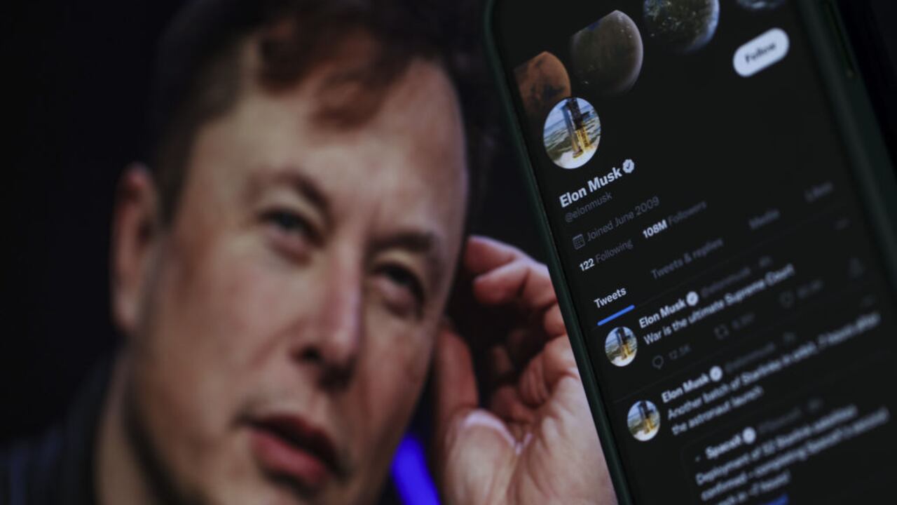 En esta ilustración fotográfica, el perfil de Twitter de Elon Musk se muestra en un teléfono móvil y su imagen se ve en la pantalla de una computadora en la parte posterior en Ankara, Turkiye, el 6 de octubre de 2022. Muhammed Selim Korkutata / Agencia Anadolu