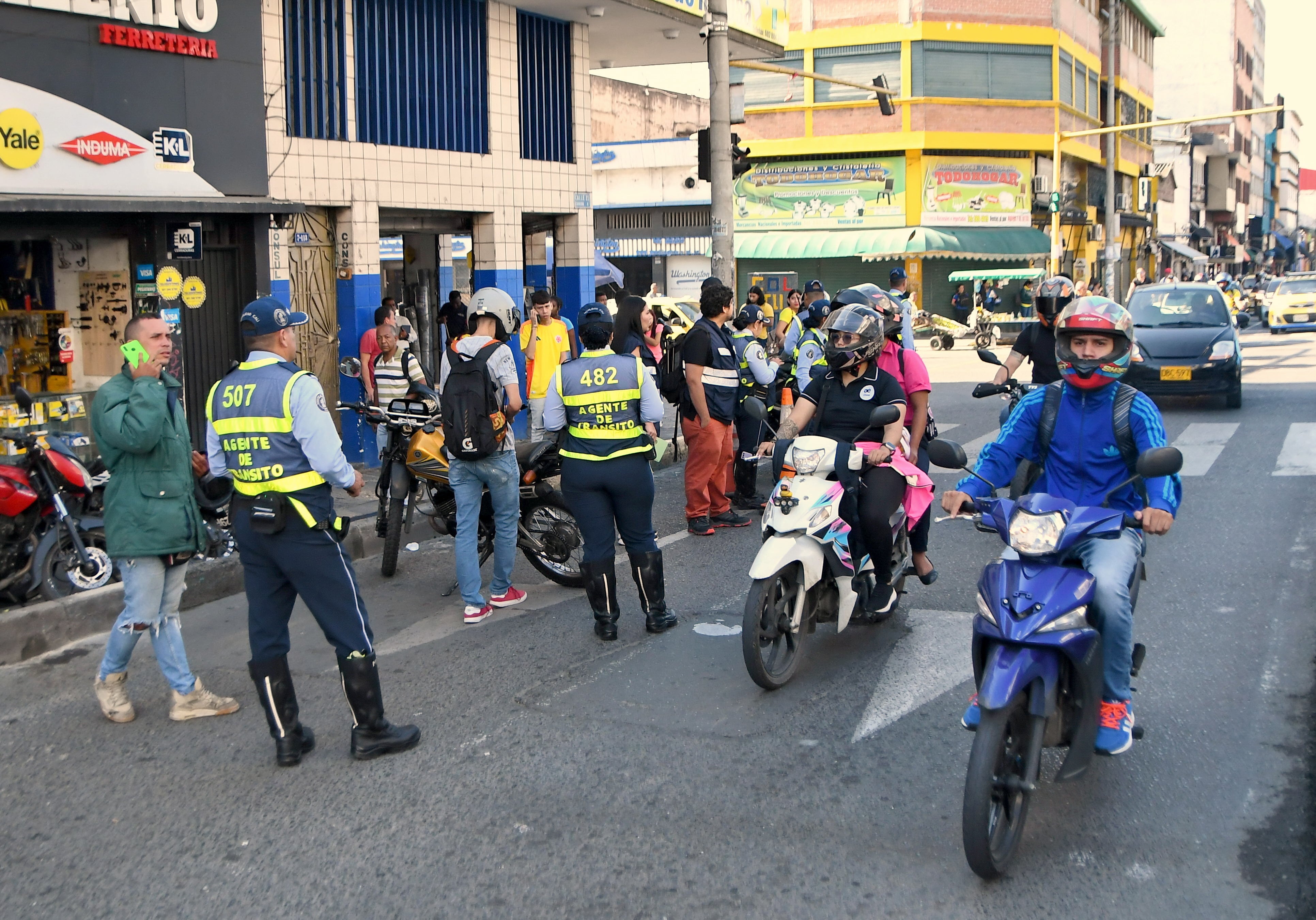 En pleno centro de Cali, las autoridades de tránsito y Policía Cali adelantan operativos. Fotos Wirman Rios, Julio 10 de 2024, EL PAIS