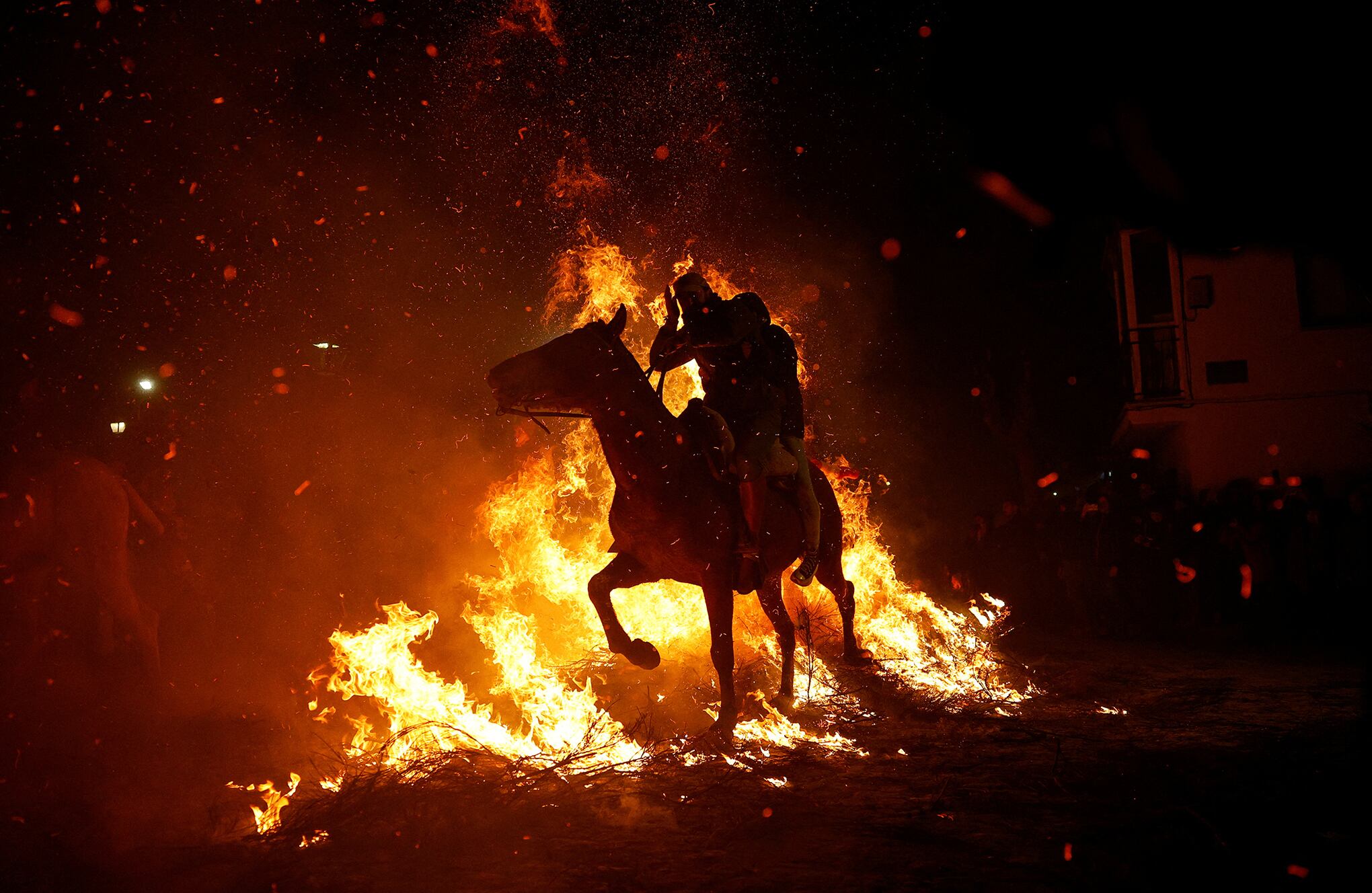 En imágenes : Un jinete atraviesa llamas durante la celebración anual de "Luminarias" en la víspera del día de San Antonio.