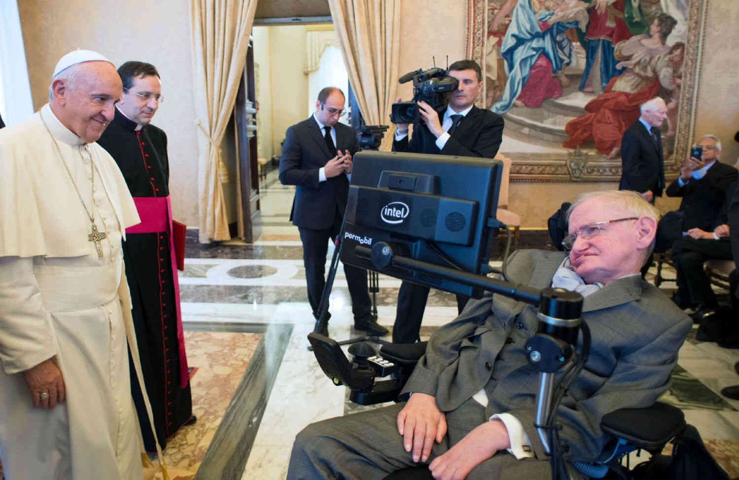 Noviembre de 2016. El papa Francisco se reunió con el físico en el Vaticano. AFP