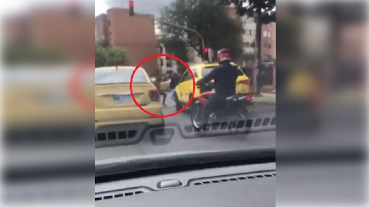 Una ciudadana en un vehículo particular captó la escena,