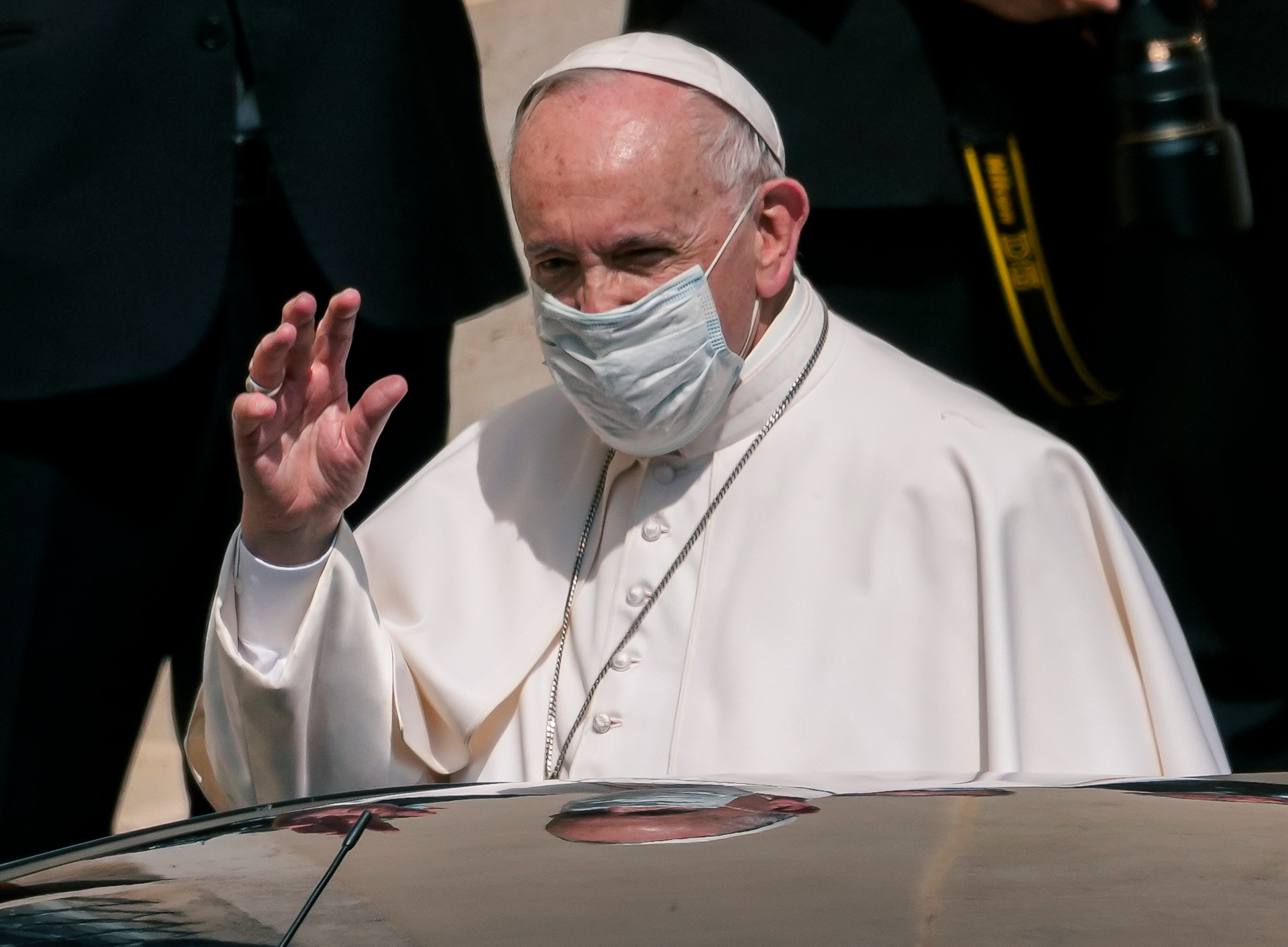 El papa Francisco parte al cabo de su audiencia general semanal al aire libre en el patio de San Dámaso, Vaticano, 16 de junio de 2021. (AP Foto/Domenico Stinellis)