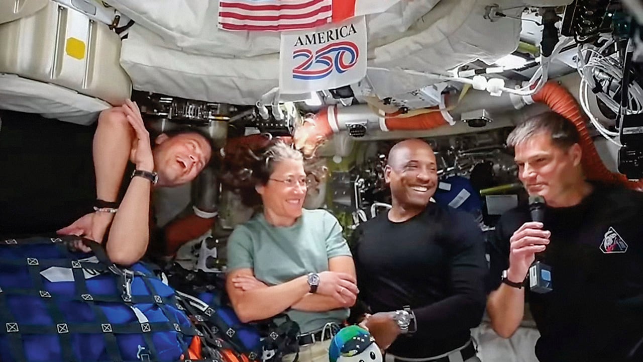 Captura a los astronautas que viajaron a la luna en la nave Orion.