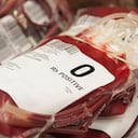 Es importante tener en cuenta, inicialmente, que el grupo sanguíneo es un sistema de clasificación de la sangre humana, que permite que un donante y un receptor sean compatibles en una transfusión de sangre.