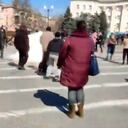 Con disparos, militares rusos dispersan manifestación en Ucrania