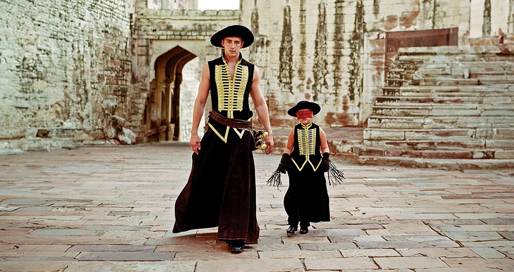 Roy (Lee Pace) inventa una historia épica y Alexandria (Catinca Untaru) la escucha y la imagina, mientras la audiencia la ve reflejada en la pantalla. Las locaciones e imágenes son impresionantes.