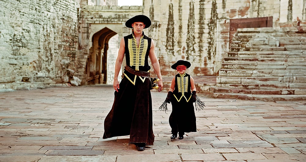 Roy (Lee Pace) inventa una historia épica y Alexandria (Catinca Untaru) la escucha y la imagina, mientras la audiencia la ve reflejada en la pantalla. Las locaciones e imágenes son impresionantes.