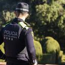 Autoridades investigan las circunstancias en las que fue abandonado el torso de un hombre en un contenedor de basura.