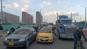 Siniestro solo daños en la localidad de Kennedy entre tractocamión y taxi en la Av. Cali con Calle 11B, Sentido Sur - Norte. Se genera afectación de dos carriles.