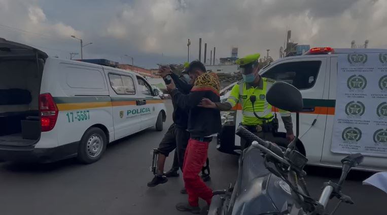 Uno de los sujetos capturados por el posible delito de hurto, al parecer se fracturó su pierna hace poco.