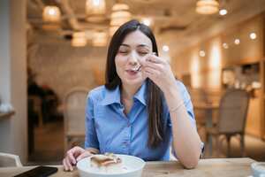 Joven feliz Feliz disfrutando en una cafetería.