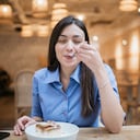Joven feliz Feliz disfrutando en una cafetería.