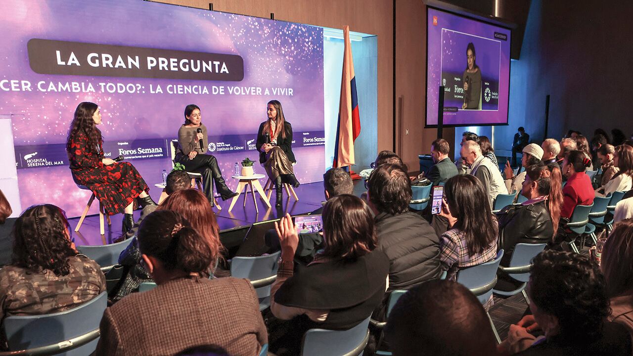 Dra. Ángela Esparza, médica geriatra oncológica de la Fundación Santa Fe de Bogotá; Daniela Hernández, paciente sobreviviente, y la Dra. Laura Saavedra, líder de Salud Mental, especialista en psiquiatría de enlace del Hospital Serena del Mar.