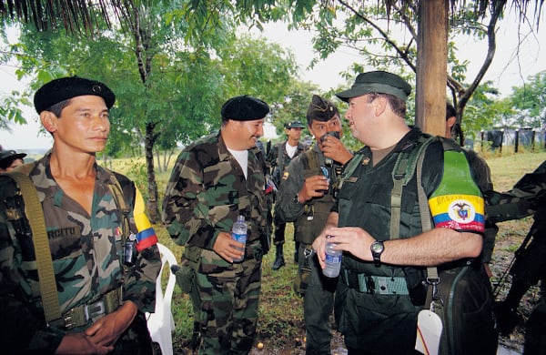 Durante los diálogos del Caguán, integrantes de la Fuerza Pública y de las Farc compartieron los mismos espacios, mientras los jefes de la guerrilla y del Gobierno intentaban negociar la paz. 