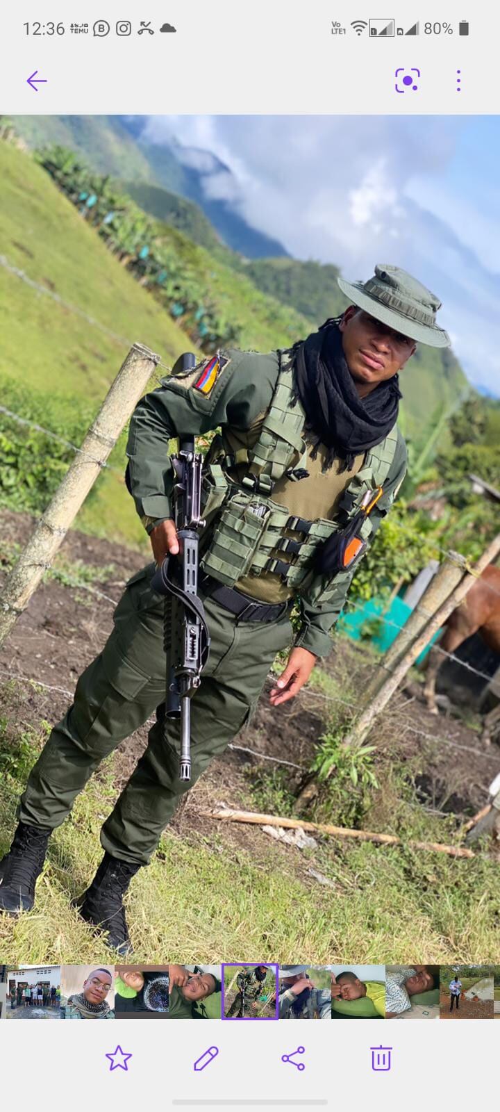 Maribel Castillo, guarda en su celular las fotos de su hijo, asesinado mientras enviaba un correo electrónico a la Policía.