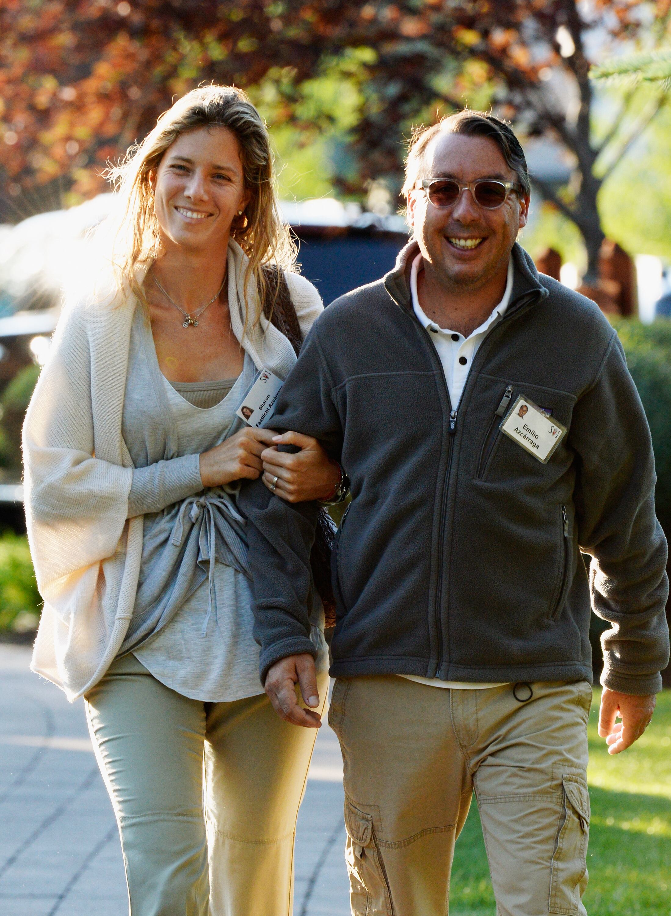 El empresario mexicano Emilio Azcárraga, presidente, director ejecutivo y presidente de la junta directiva de Grupo Televisa S.A.B., junto con su esposa Sharon Fastlicht Azcárraga llega a la conferencia anual de Allen & Co., el 10 de julio de 2013. en Sun Valley, Idaho.