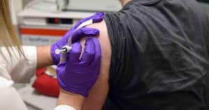 El ensayo de la vacuna está siendo realizado por el Ministerio de Defensa en colaboración con el Centro Nacional de Investigación en Epidemiología y Microbiología Gamaleya. El grupo con militares está integrado por 50 personas, de las cuales cinco son mujeres.