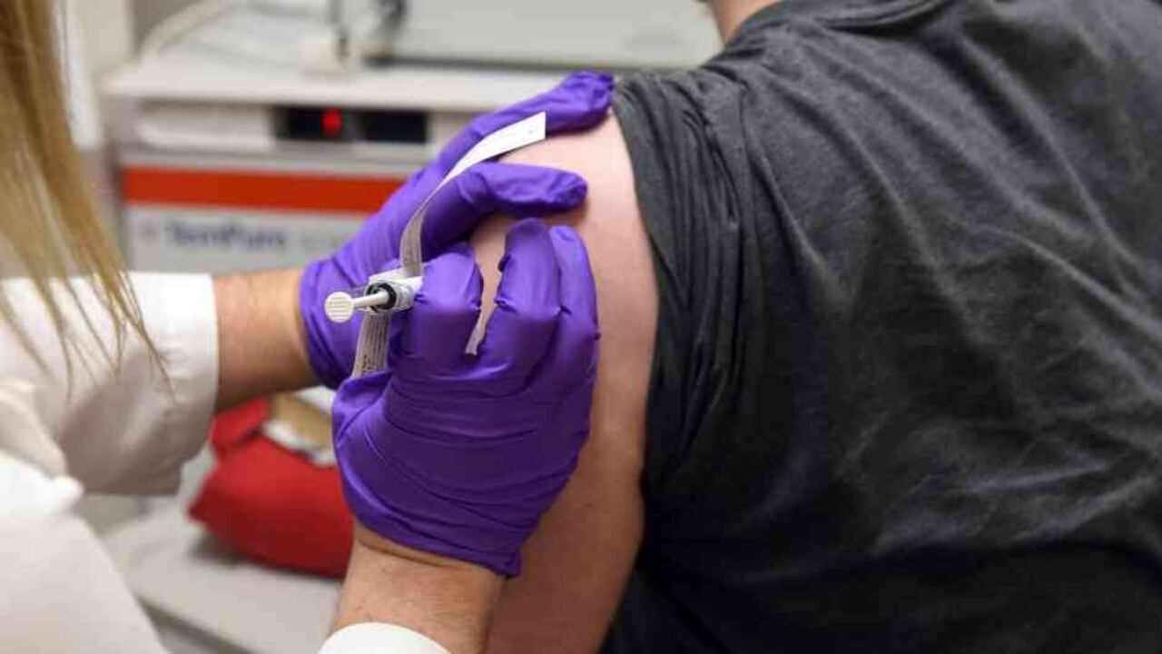 El ensayo de la vacuna está siendo realizado por el Ministerio de Defensa en colaboración con el Centro Nacional de Investigación en Epidemiología y Microbiología Gamaleya. El grupo con militares está integrado por 50 personas, de las cuales cinco son mujeres.