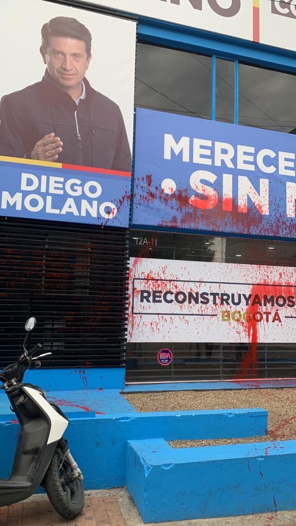 Simularon sangre regada sobre la fachada de la sede de campaña del candidato a la Alcaldía de Bogotá.