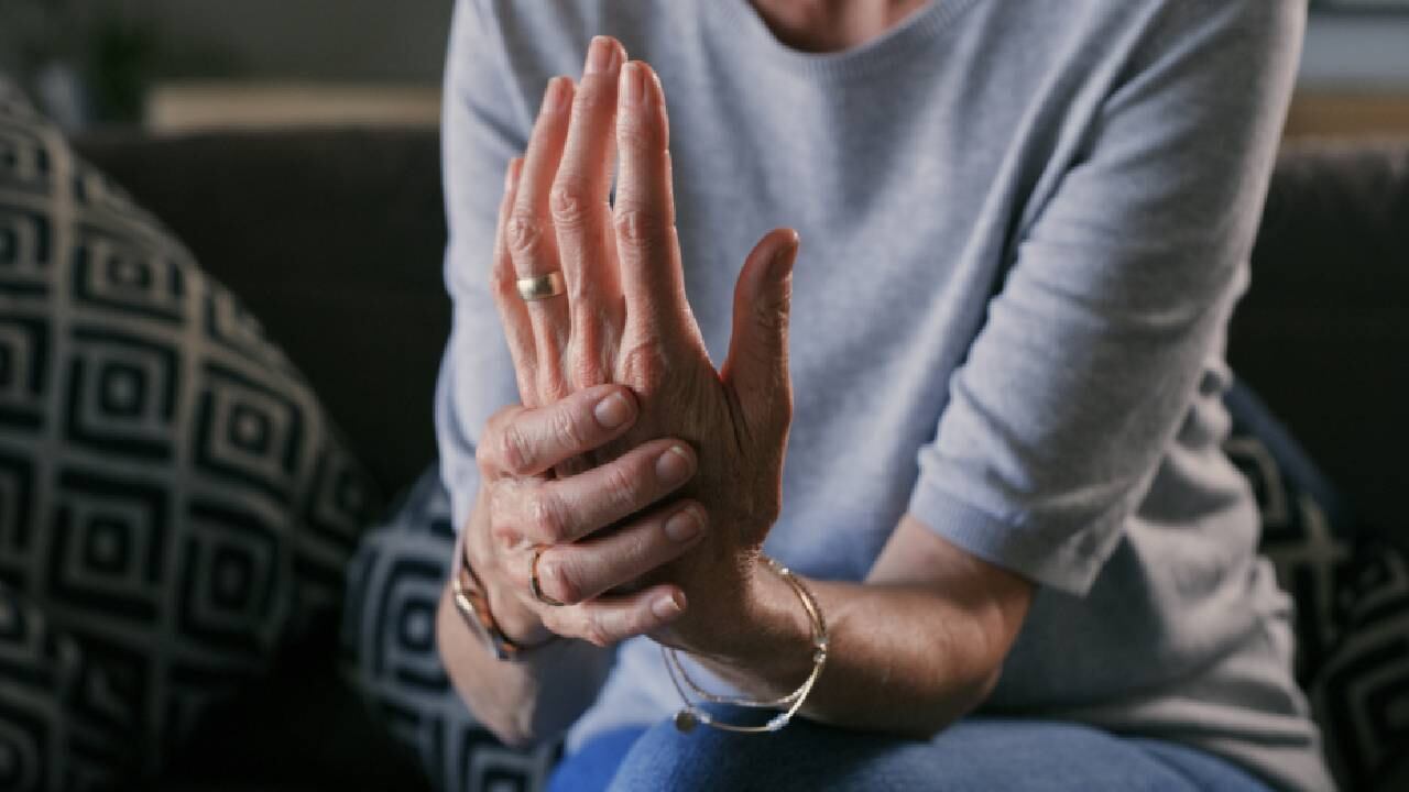 Para tratar la artritis los especialistas recomiendan consumir alimentos ricos en Omega 3. Foto: Getty images.