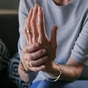 Para tratar la artritis los especialistas recomiendan consumir alimentos ricos en Omega 3. Foto: Getty images.