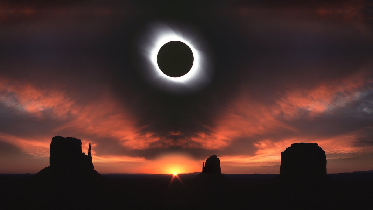 Durante un eclipse solar total el cielo se oscurece.