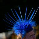 Una corredora luce un elegante sombrero mientras posa para una fotografía en el segundo día de la carrera de caballos Royal Ascot en Ascot, Inglaterra, el miércoles 16 de junio de 2021. Foto: AP / Alastair Grant.