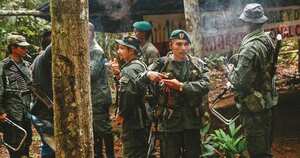 Un momento de relax luego de una jornada de estudio. Casi todos los combatientes de este bloque ingresaron a las Farc siendo niños.