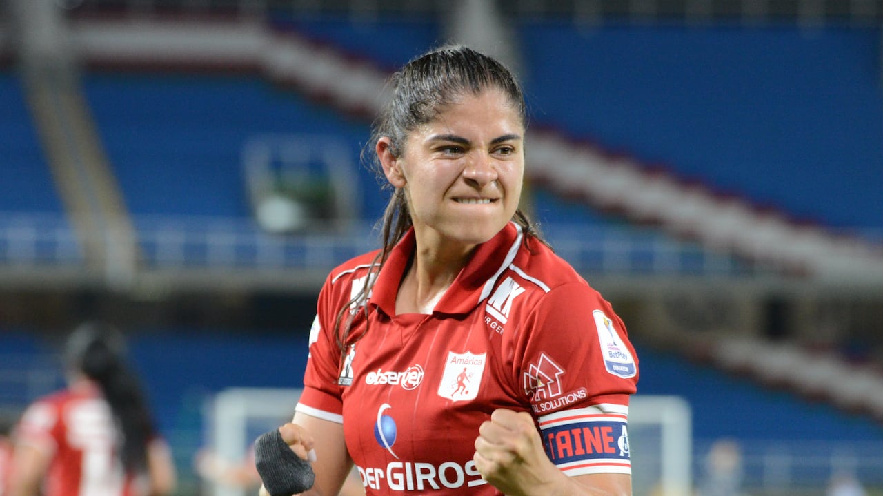 Cali: Futbol Femenino, América 4 Equidad 1. Catalina Usme. Goleadora del Americana. Foto José L Guzmán. El País. junio 5-23