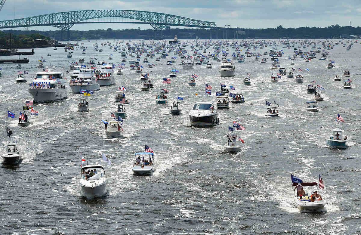 Estas embarcaciones que desfilan por el centro del río St. Johns, en La Florida, están participando en un mitin por la celebración del cumpleaños del presidente Donald Trump. Imagen del 14 de junio en Jacksonville. Foto: Will Dickey / The Florida Times-Union a través de AP