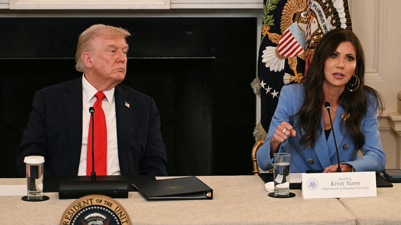 El presidente de EE. UU., Donald Trump, junto a la ahora exsecretaria de Seguridad Nacional, Kristi Noem.