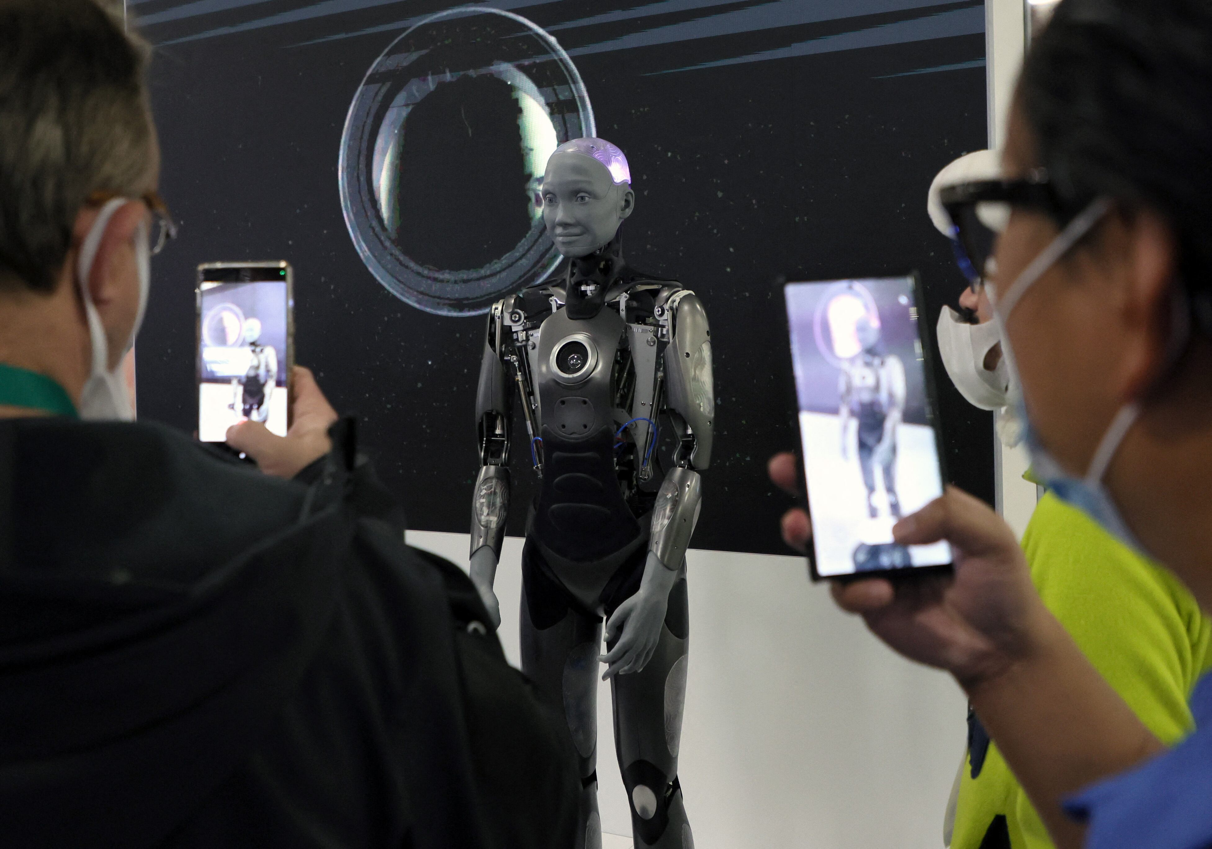 LAS VEGAS, NEVADA - 5 DE ENERO: Los asistentes miran un robot humanoide modelo Ameca de la compañía británica Engineered Arts en CES 2022 en The Venetian Las Vegas el 5 de enero de 2022 en Las Vegas, Nevada. Ameca fue diseñada como una plataforma de investigación para la interacción humano-robot. CES, la feria comercial anual de tecnología de consumo más grande del mundo, se llevará a cabo en persona hasta el 7 de enero, y algunas compañías deciden participar virtualmente solo o cancelan su asistencia debido a preocupaciones sobre el gran aumento en los casos de COVID-19. Ethan Miller / Getty Images / AFP (Foto de Ethan Miller / GETTY IMAGES NORTH AMERICA / Getty Images a través de AFP)