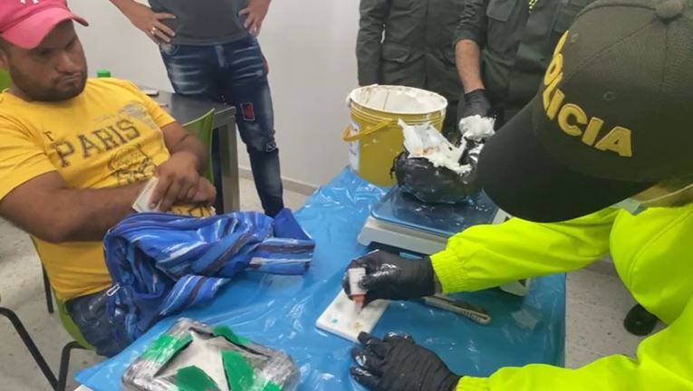 El procesado deberá responder por los delitos de porte y fabricación de estupefacientes.